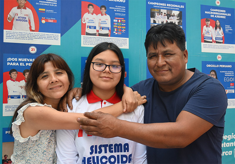 Angie Alcántara y familia becada en Universidades del mundo