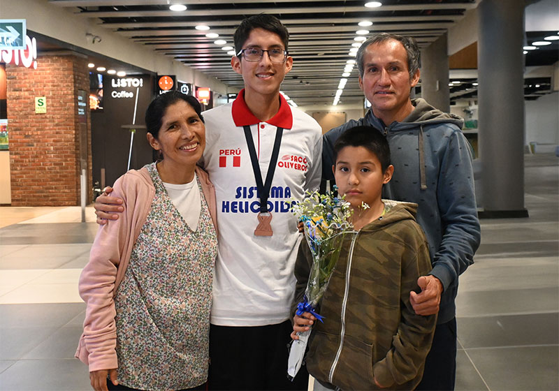 Familia VegaPerú sube al podio mundial de la ciencia en Olimpiada de Química en Dubái