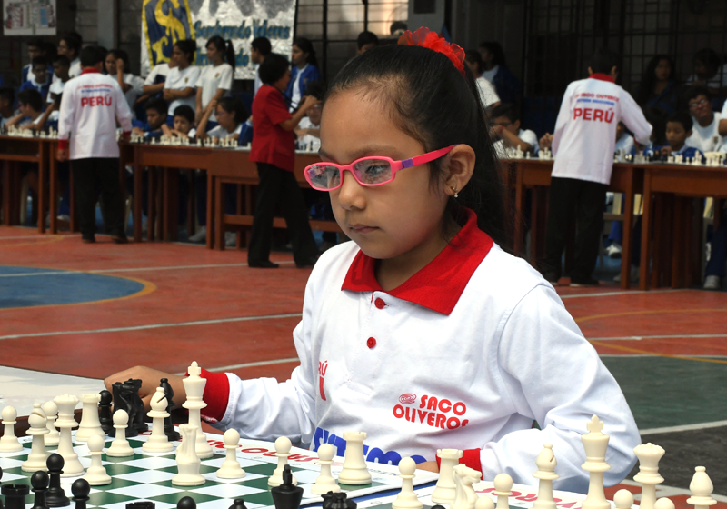 Selección de ajedrez realiza simultánea en Huaral