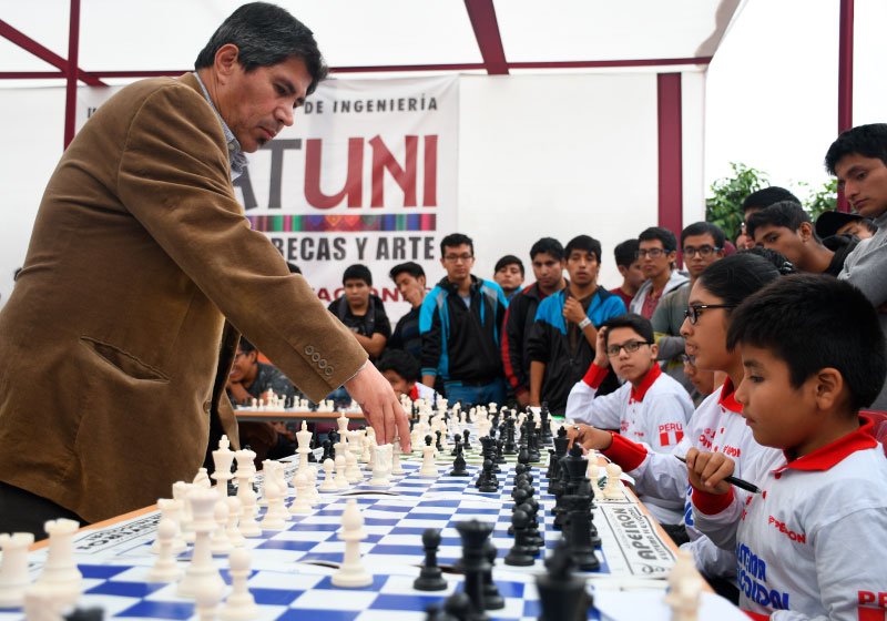Saco Oliveros y Julio Granda en simultánea de ajedrez 